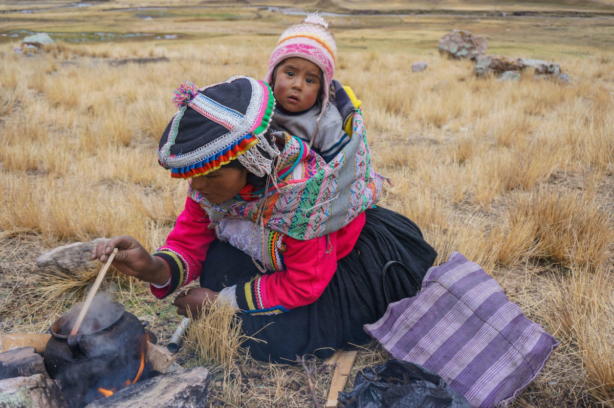 Woman dyes in Ausangate Trek